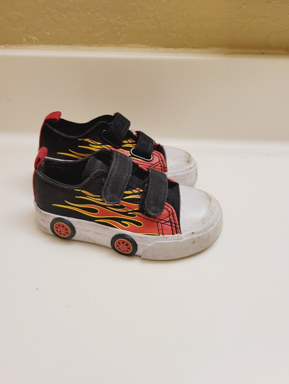 U.s Sports Toddler / Kids Black & Red Flame Velcro Sneakers with Toy Wheels Sz 6